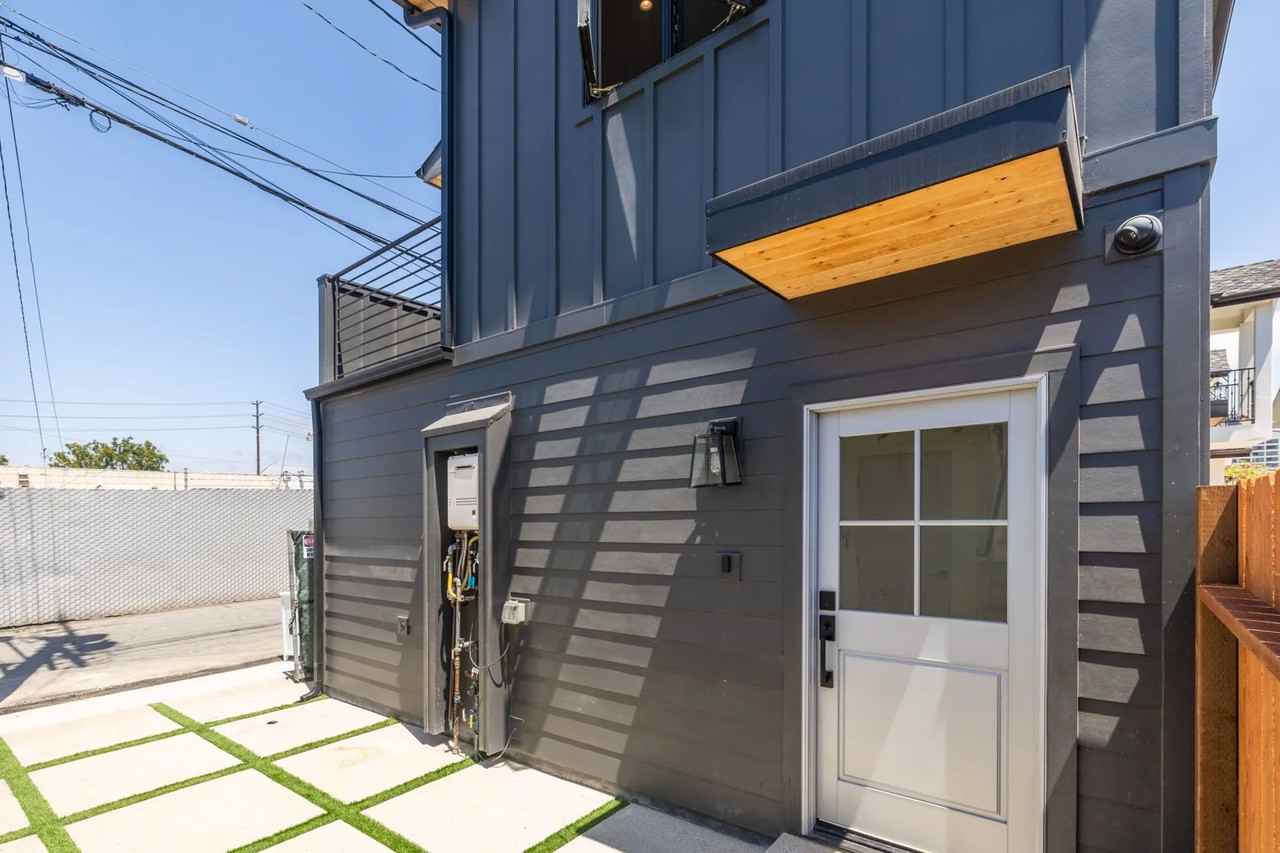 1121 E Acacia Ave - Photo 2 of 22