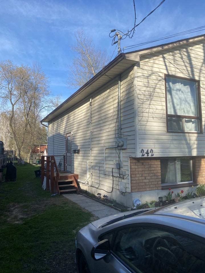 242 Front Street South - Photo 2 of 11