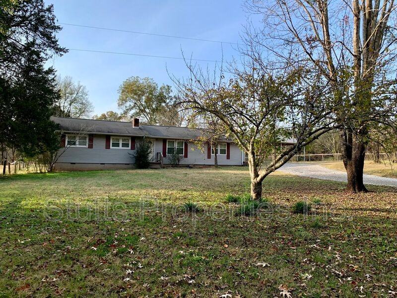 2100 Woodland Rd - Photo 2 of 15