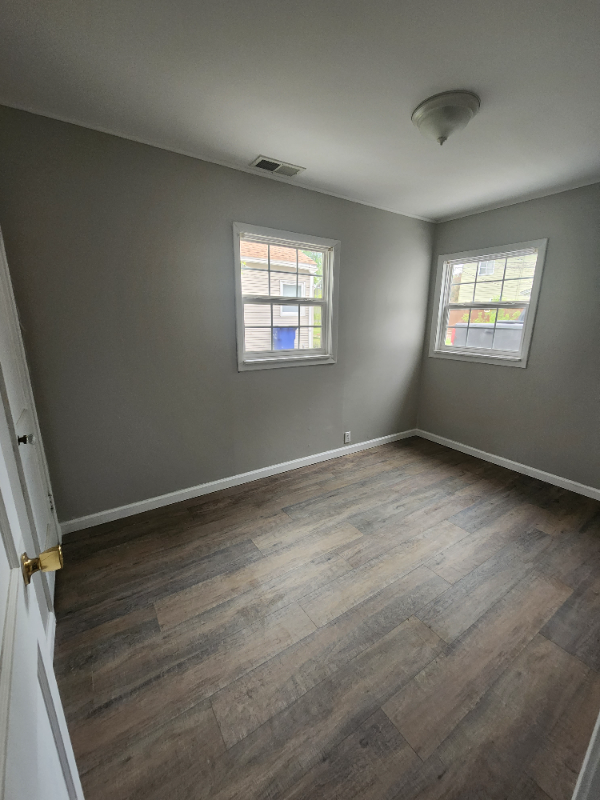 5220 N Roberts Rd - Photo 2 of 11