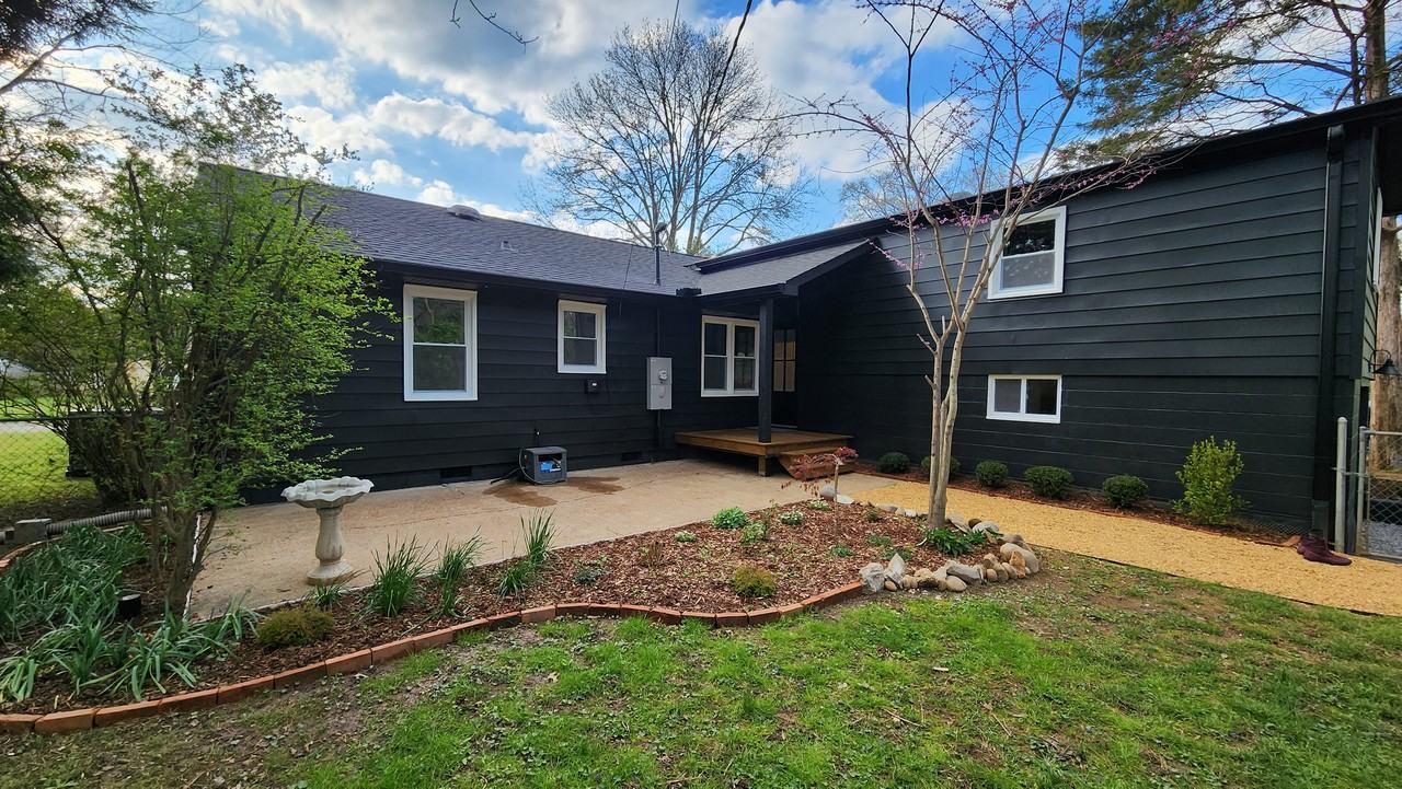 720 Giles Dr Ne #NA - Photo 3 of 33