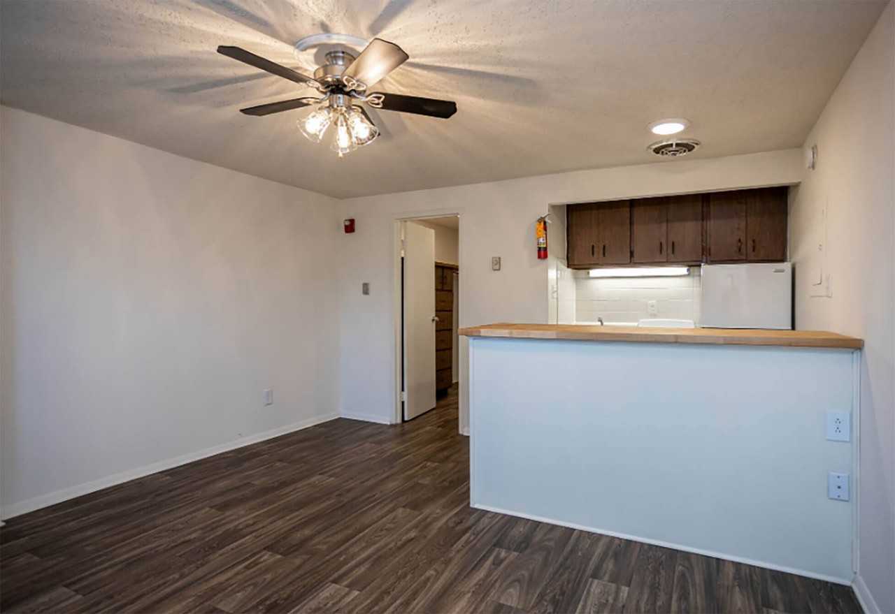 Windsor Court Apartments - Photo 7 of 29