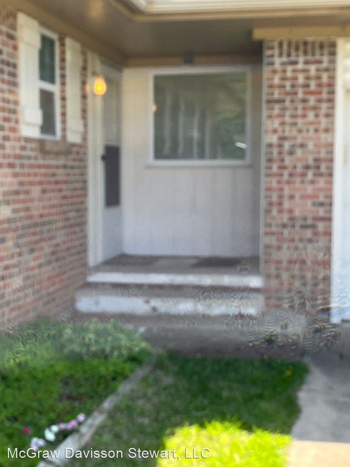 111 S Crownpoint Dr - Photo 2 of 16