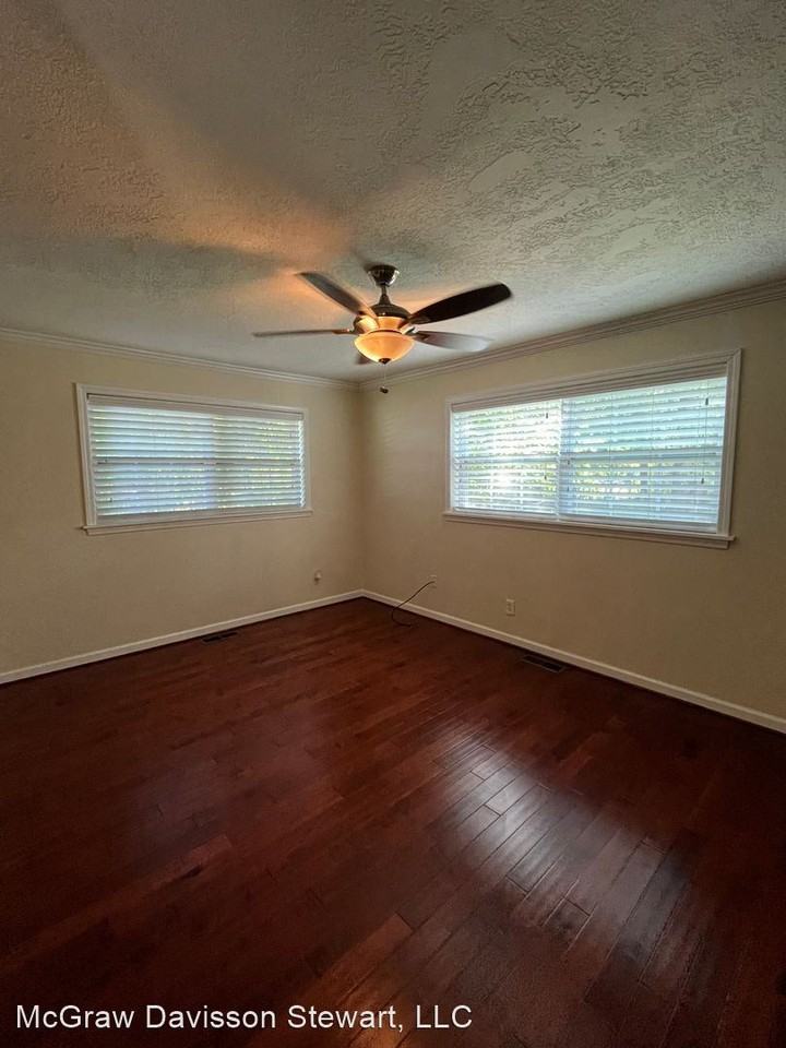 111 S Crownpoint Dr - Photo 3 of 16