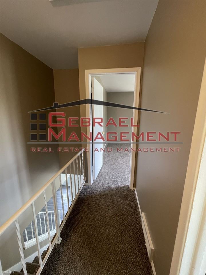 2925 N Dexter St - Photo 3 of 14
