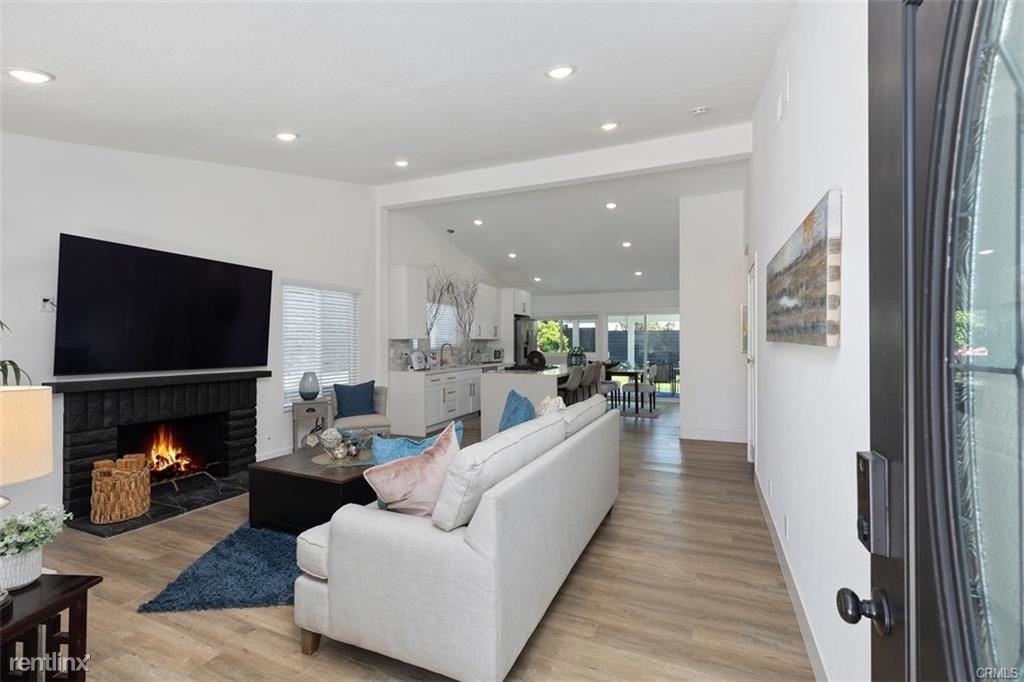 25552 Mackenzie St - Photo 3 of 11