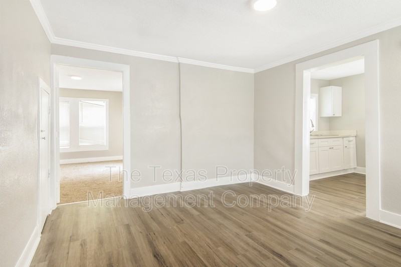 1401 1/2 Collier St - Photo 3 of 11