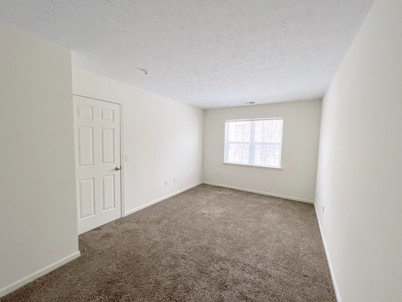 1083 Summitville Dr - Photo 3 of 9