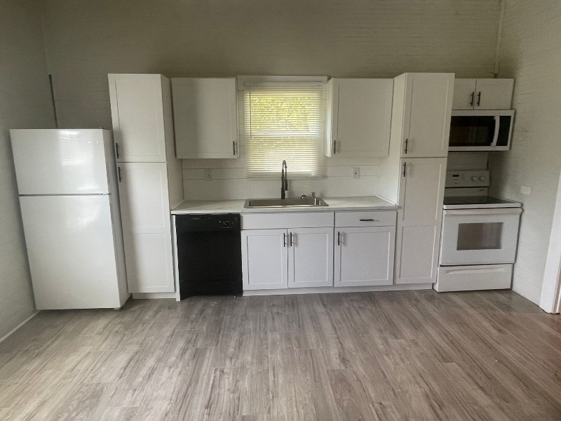 320 Railroad St - Photo 2 of 7