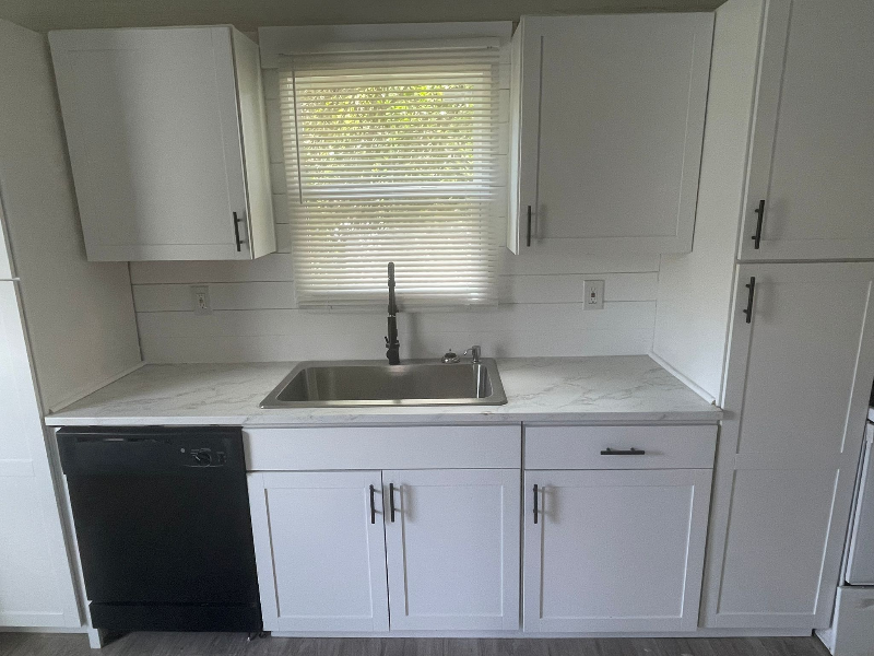 320 Railroad St - Photo 3 of 7