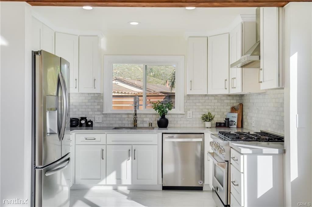 992 Oriole Dr - Photo 2 of 11