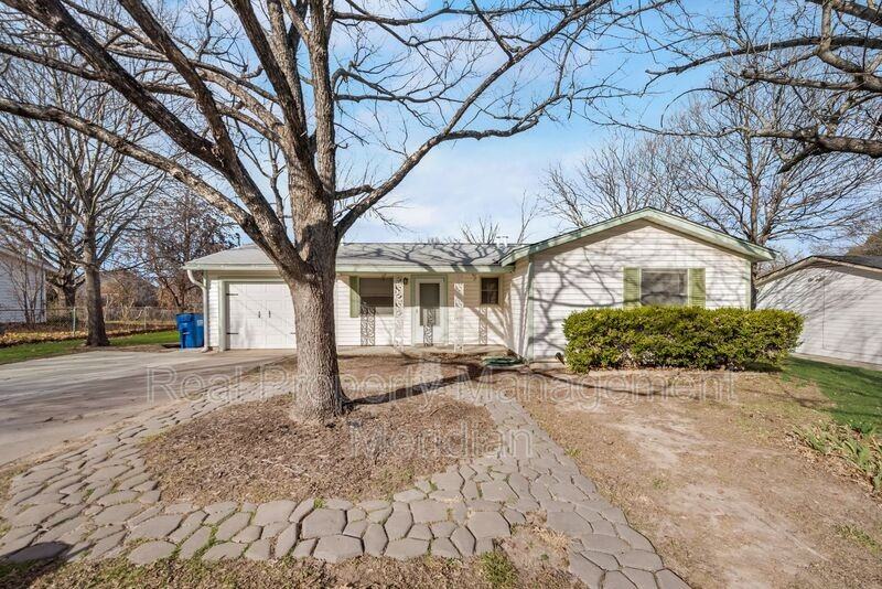 336 Shoreline Dr - Photo 2 of 18