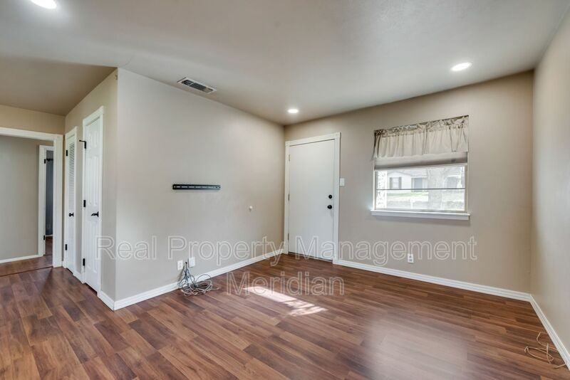 336 Shoreline Dr - Photo 3 of 18