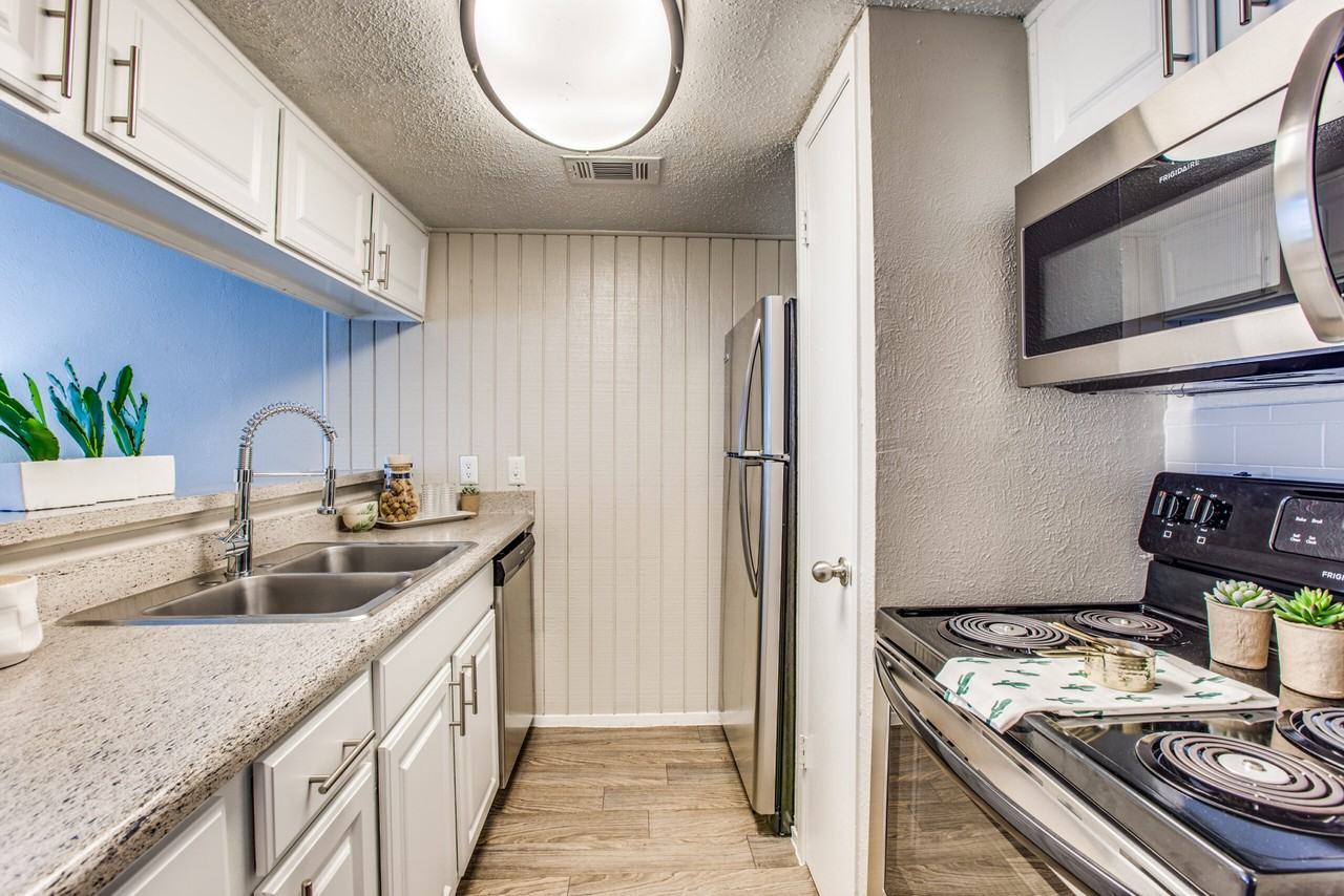 Lexington Apartment Homes - Photo 4 of 28