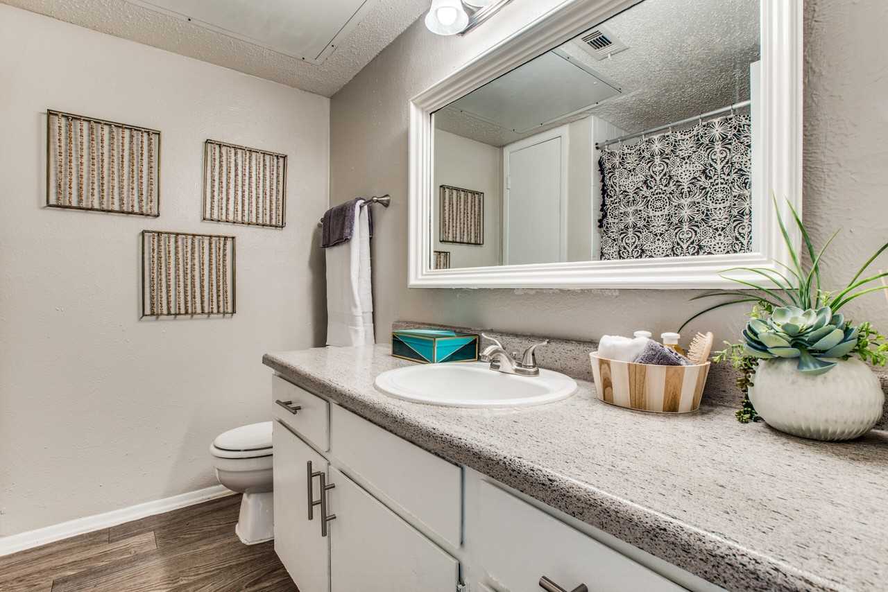 Lexington Apartment Homes - Photo 7 of 28