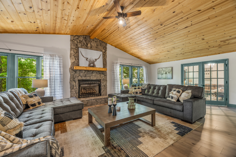 132 Indigo Dr - Photo 3 of 38