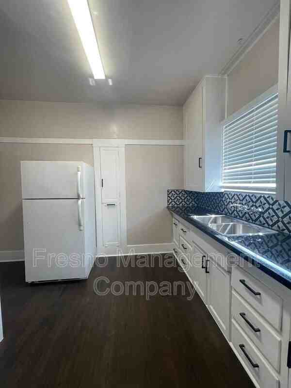 837 E Weldon Ave - Photo 3 of 10
