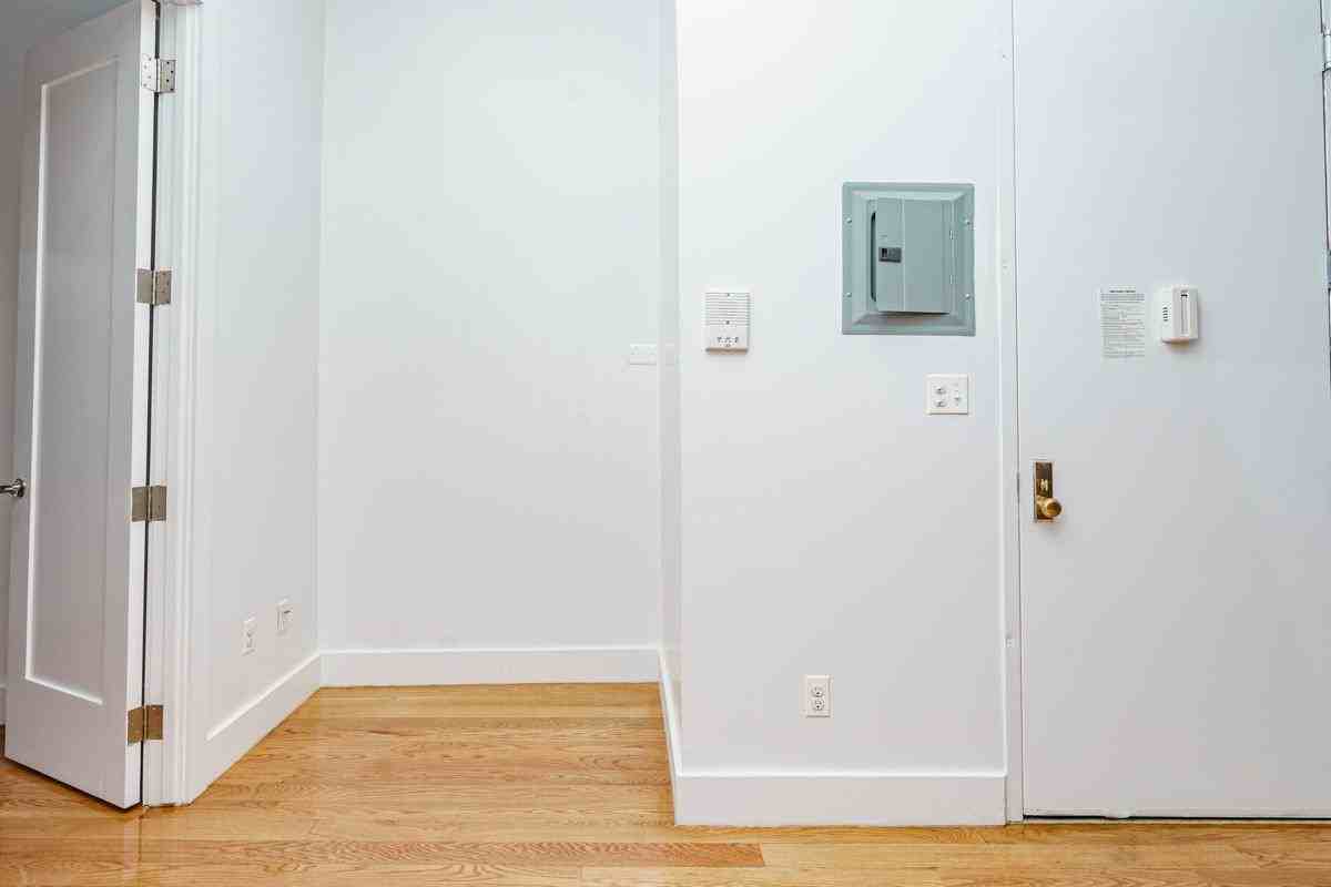 31 Montrose Ave #1L - Photo 2 of 13