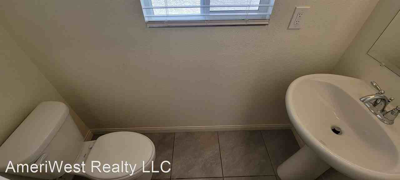 5035 Lakewood Creek Ave - Photo 3 of 50