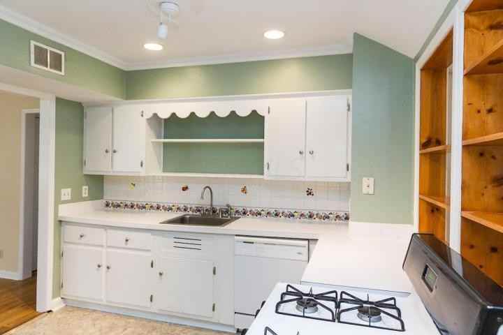 Worthington Colonial Hills with Attached Single Car Garage - Photo 2 of 16