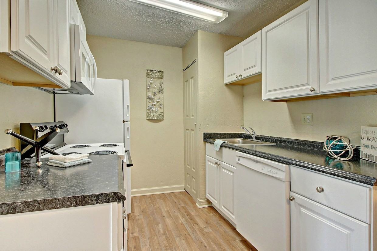 Woodland HIlls Apartments - Photo 3 of 19