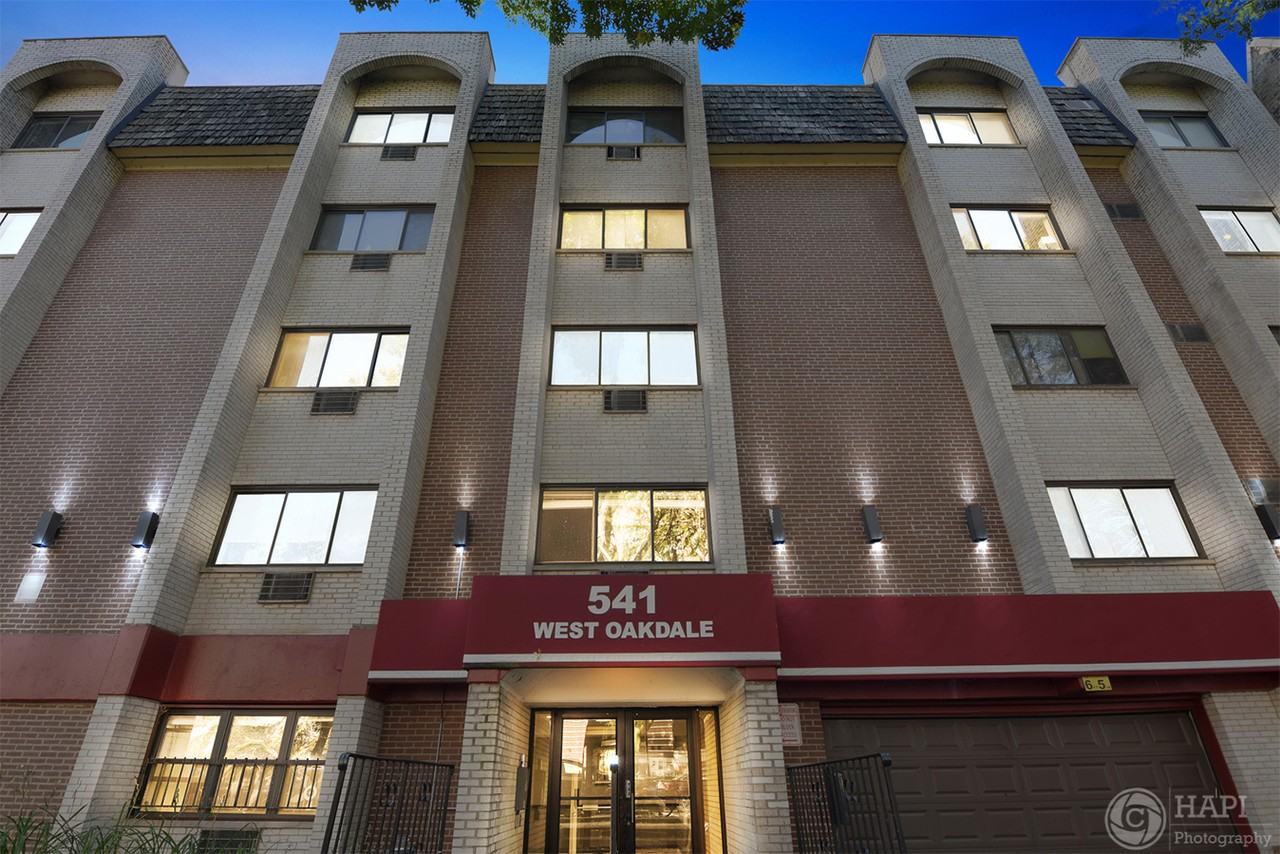 541 W Oakdale - Photo 2 of 27