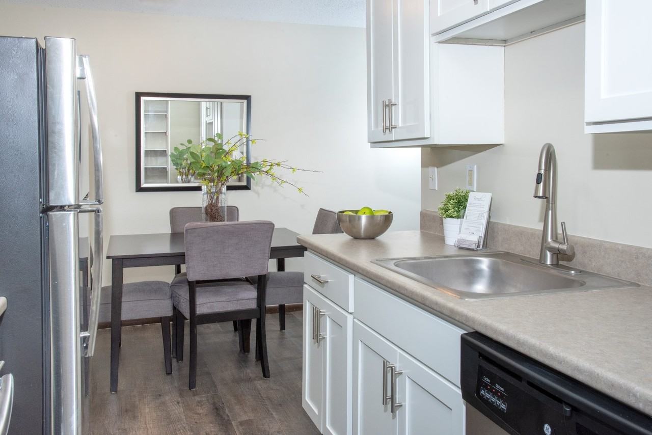 600 10th Ave Apartments - Photo 5 of 32