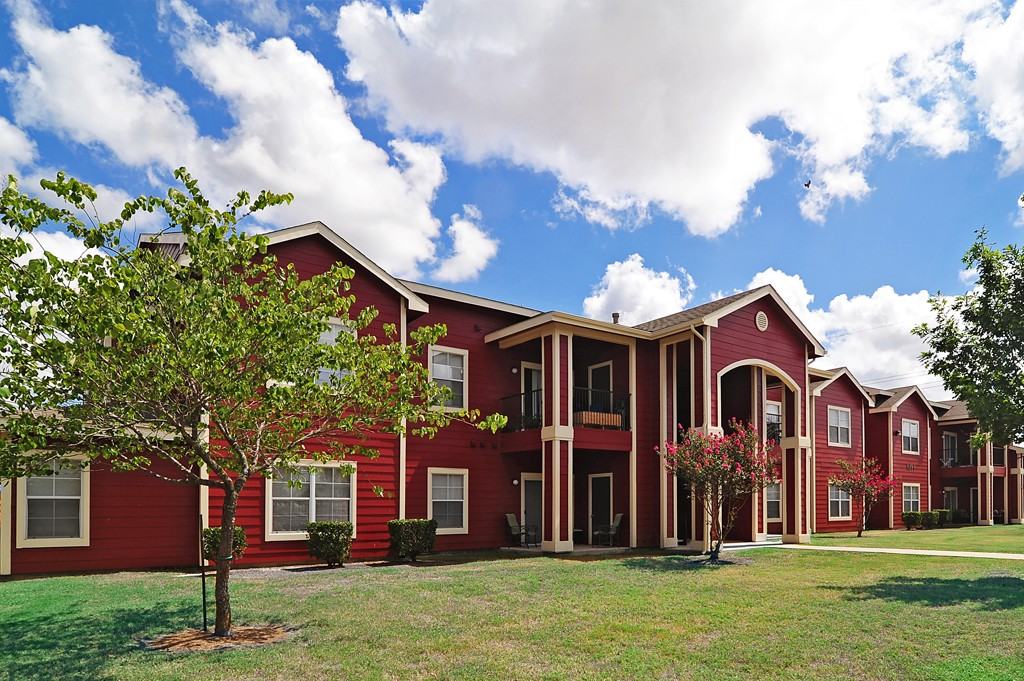 Champions Crossing Apartments 345 Champion Blvd, San Marcos, TX 78666