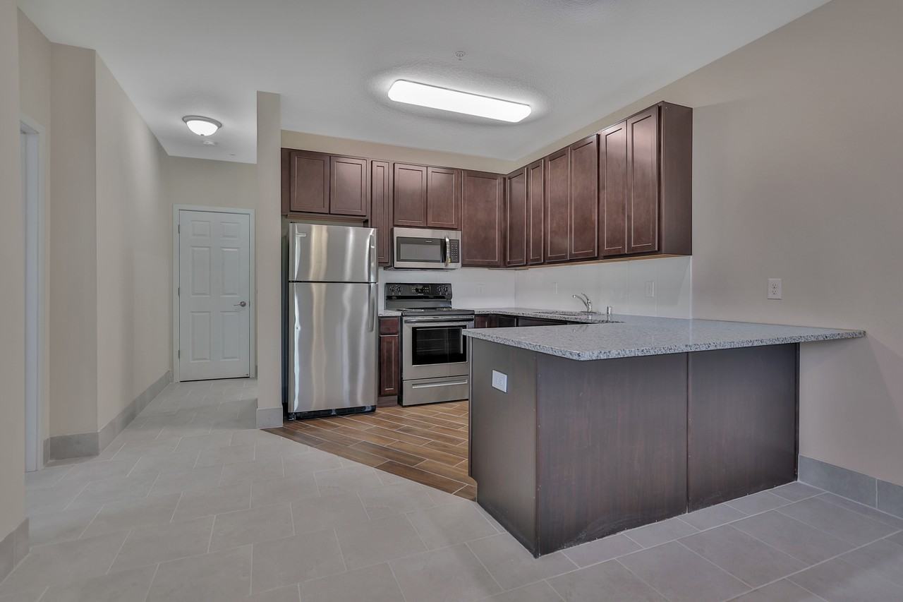 1040 Como - Photo 4 of 28