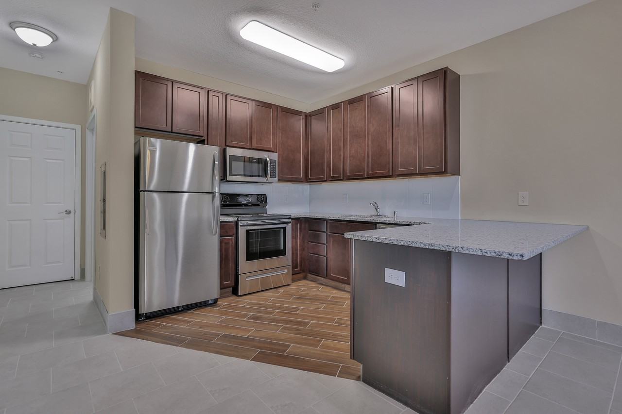 1040 Como - Photo 6 of 28