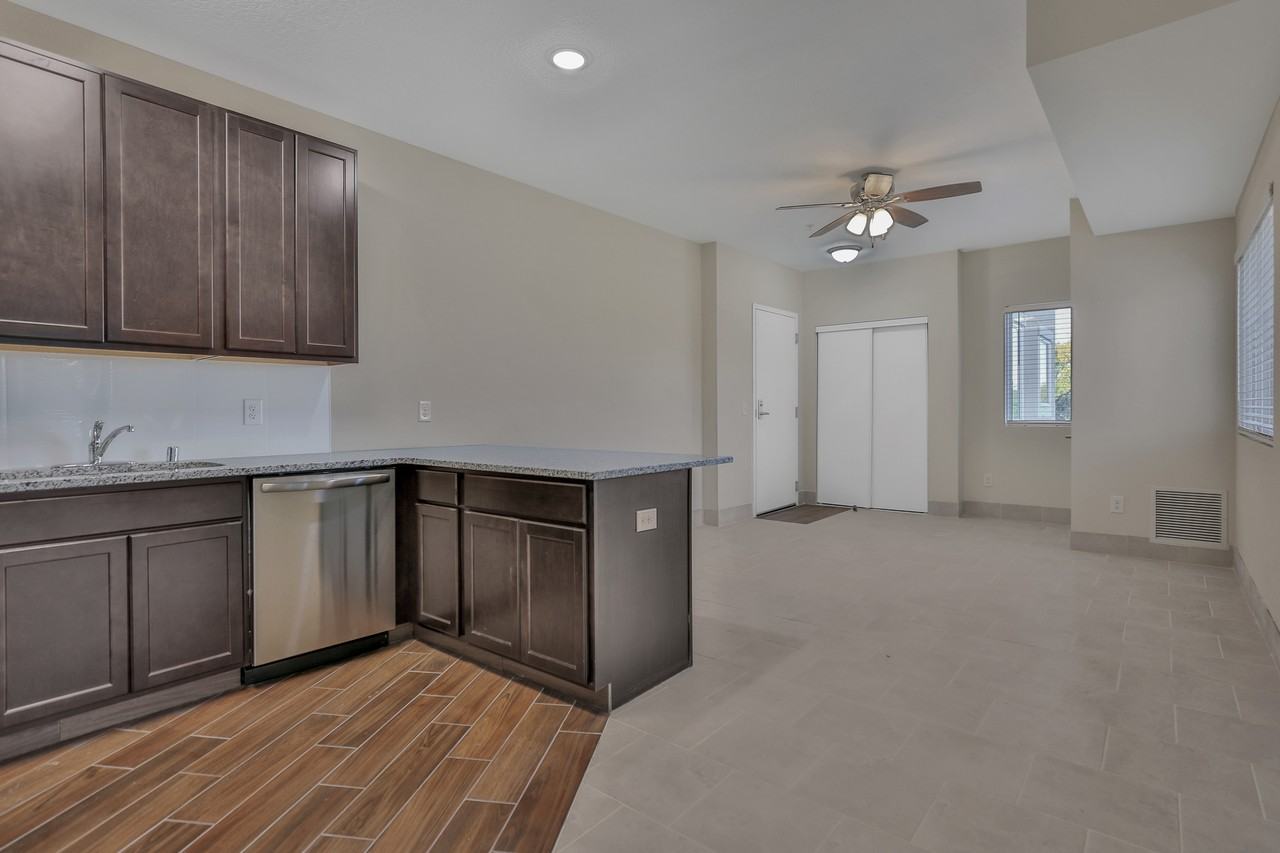 1040 Como - Photo 2 of 28