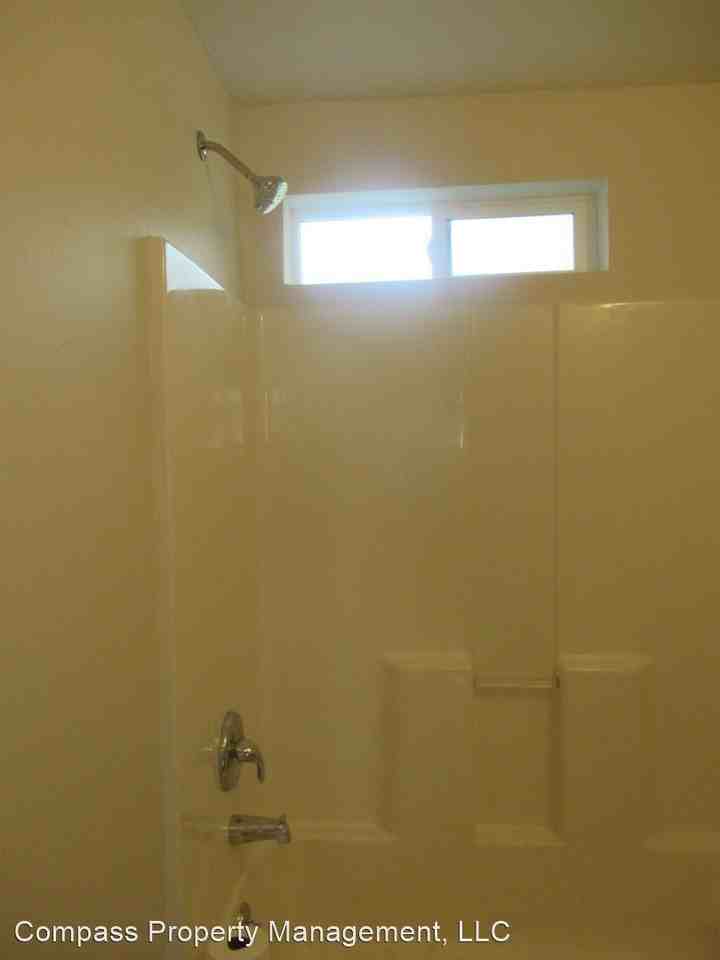 1811 N Medina St - Photo 2 of 17