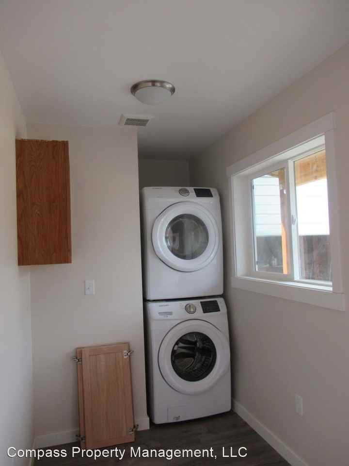 1811 N Medina St - Photo 3 of 17