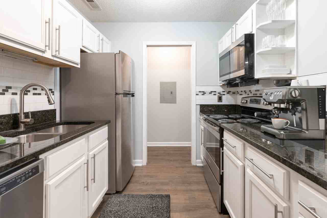 Crown Point Luxury Apartment Homes At Sunset Drive - Photo 3 of 34