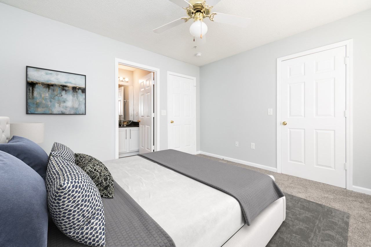 Crown Point Luxury Apartment Homes At Sunset Drive - Photo 7 of 34