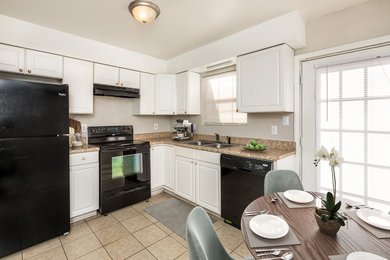 Country Club Apartments - Photo 4 of 41