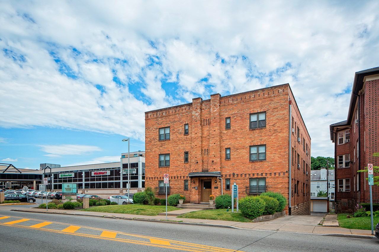 Gracen Court Apartments - Photo 2 of 10