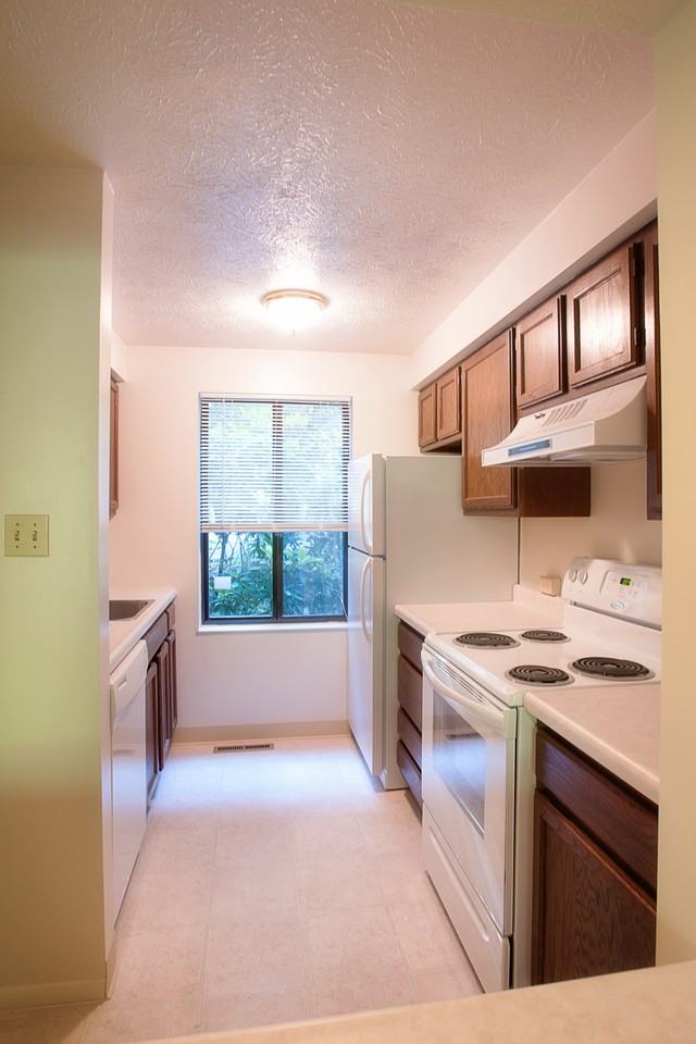 Poets Corner Apartments and Townhomes - Photo 4 of 8