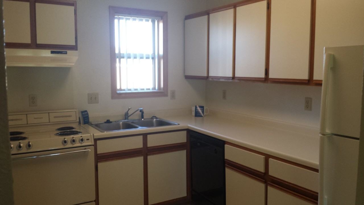 Pine Manor Townhouses - Photo 7 of 8