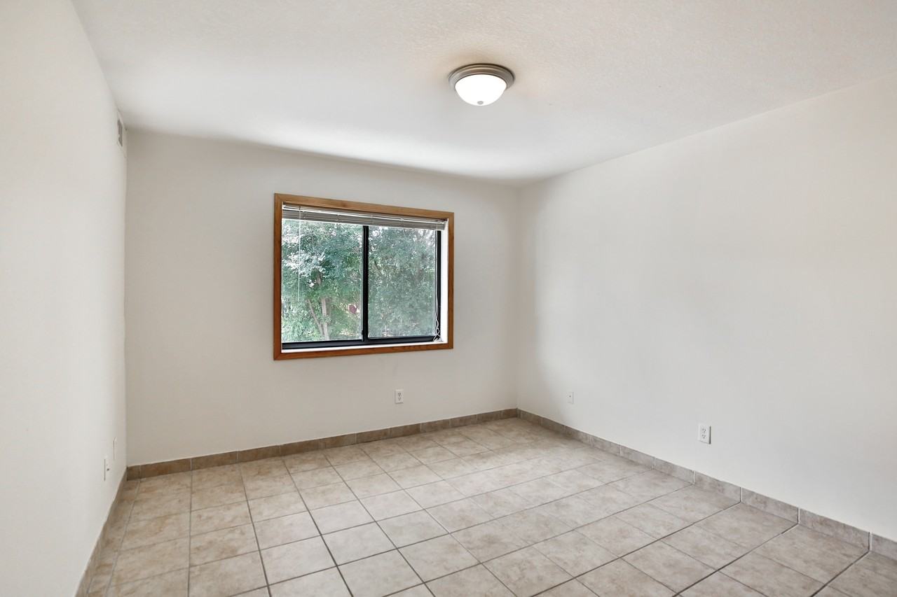 1410 Rollins Ave Se - Photo 7 of 11