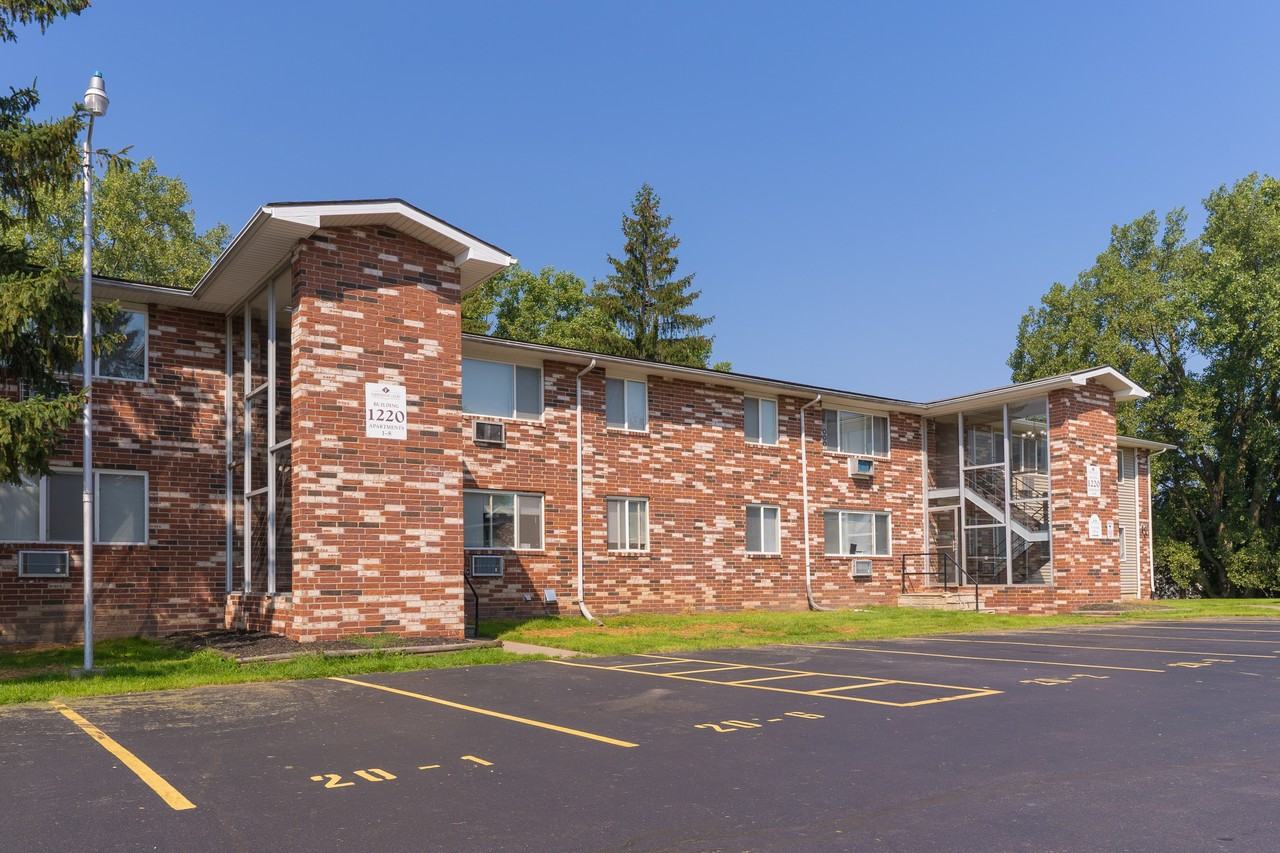 Farmington Court Apartments - Photo 2 of 13