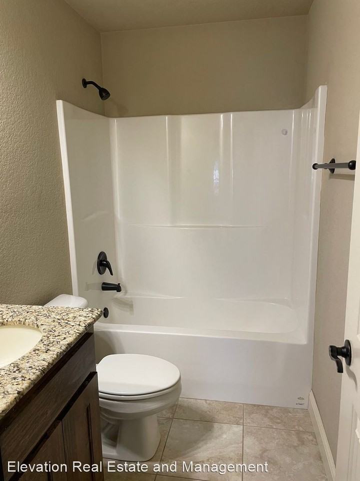 2905 SW Tanglewood Ave - Photo 2 of 28