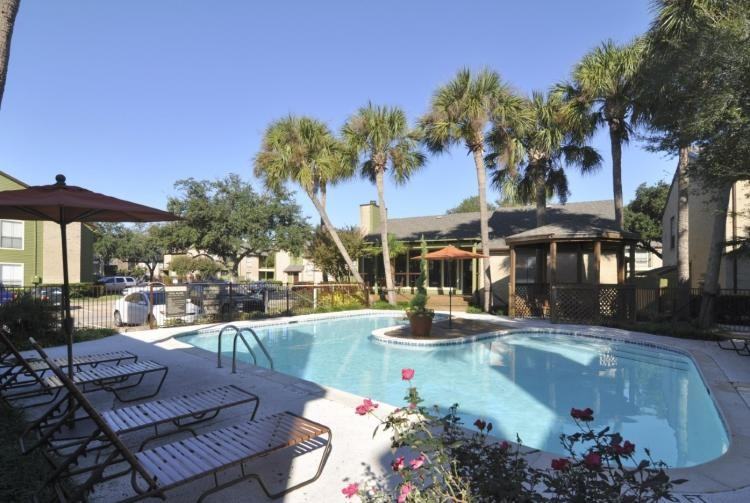 Oaks of Westchase Apartments - Photo 2 of 26