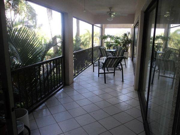 1640 Twelve Oaks Way #206 - Photo 3 of 6