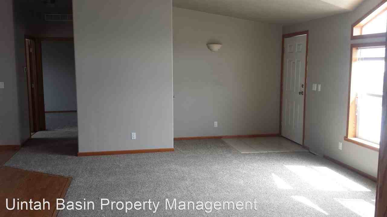 404 W 2100 S - Photo 3 of 11