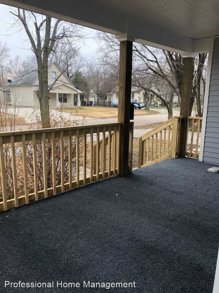 610 Se 3rd St - Photo 2 of 3