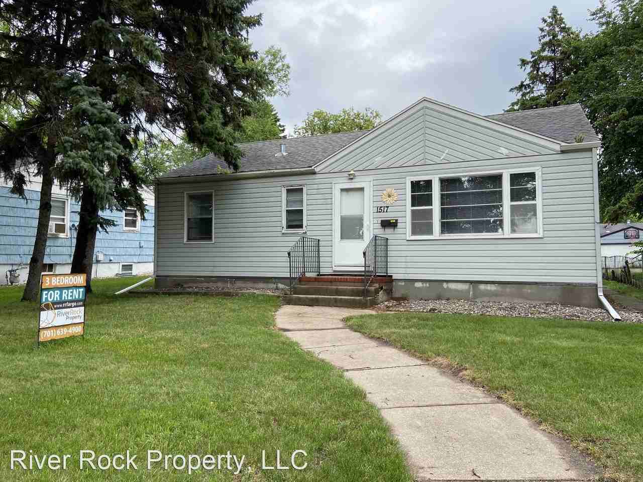 1517 University Dr N - Photo 2 of 26