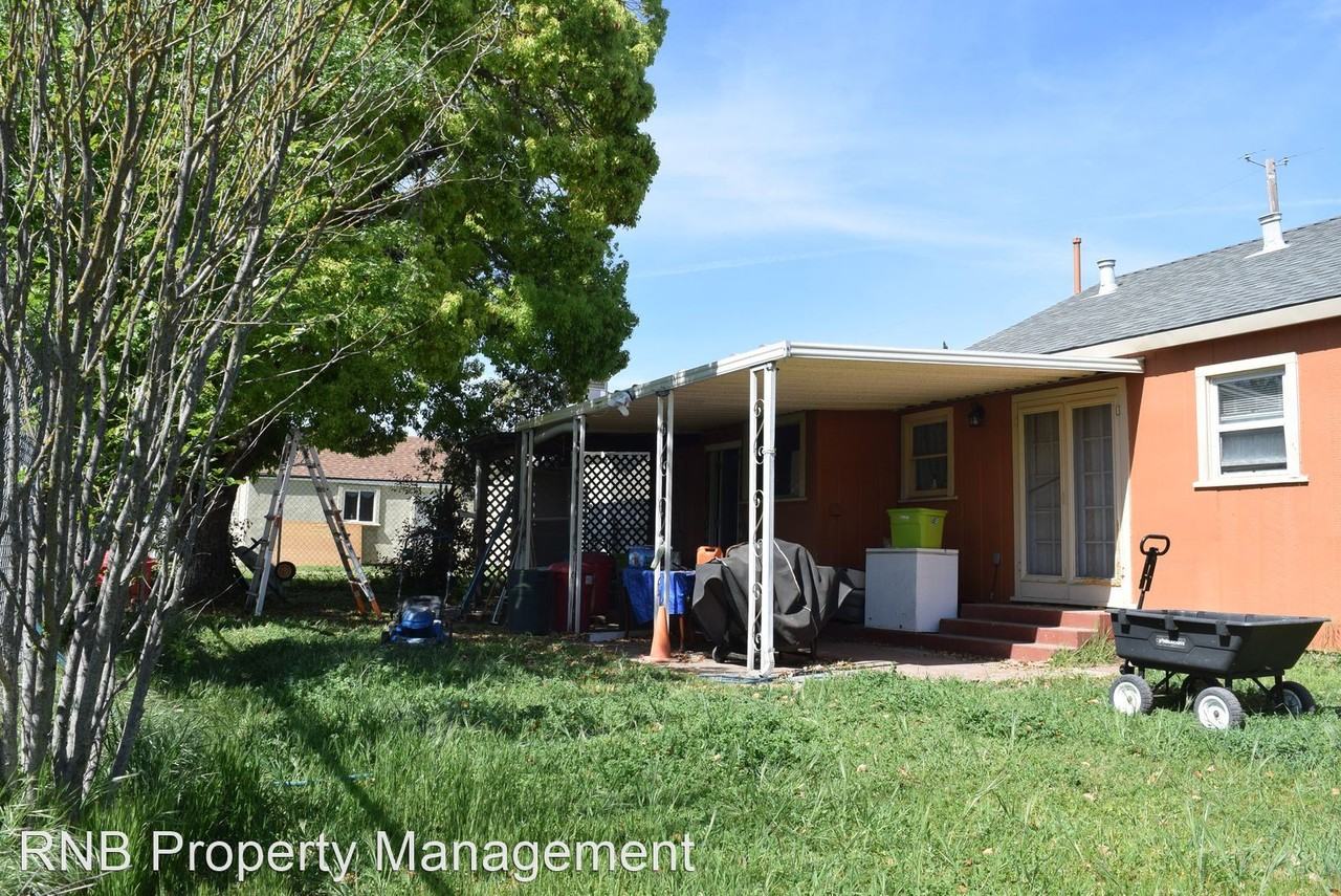 440 Lampasas Ave - Photo 3 of 4