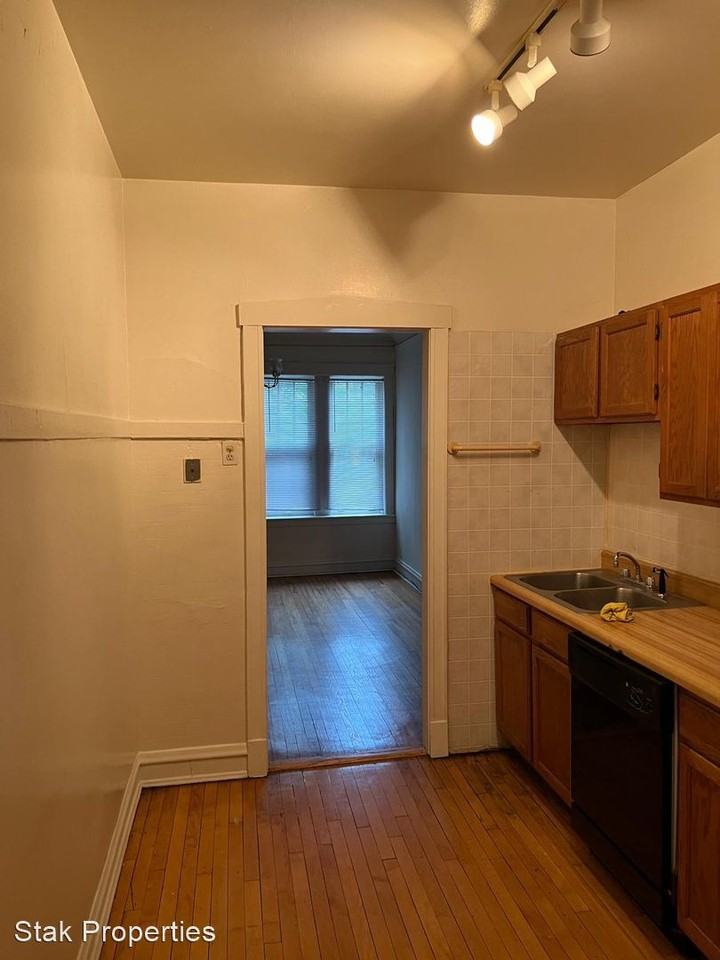 6500 N Bosworth Ave - Photo 2 of 23