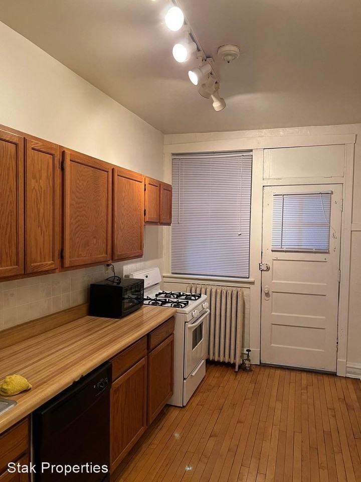 6500 N Bosworth Ave - Photo 3 of 23